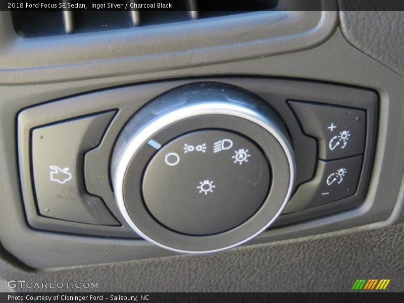 Ingot Silver / Charcoal Black 2018 Ford Focus SE Sedan