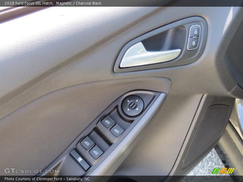 Magnetic / Charcoal Black 2018 Ford Focus SEL Hatch