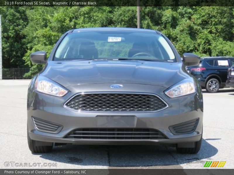Magnetic / Charcoal Black 2018 Ford Focus SE Sedan