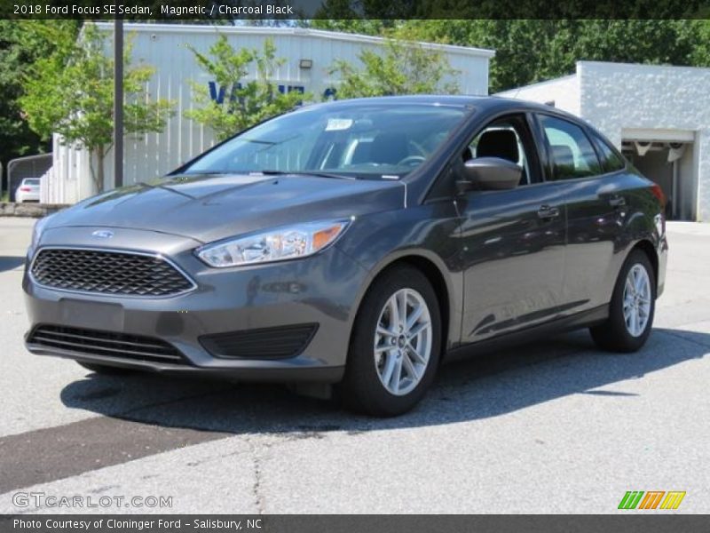 Magnetic / Charcoal Black 2018 Ford Focus SE Sedan