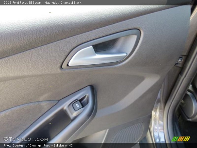 Magnetic / Charcoal Black 2018 Ford Focus SE Sedan