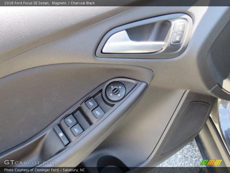 Magnetic / Charcoal Black 2018 Ford Focus SE Sedan