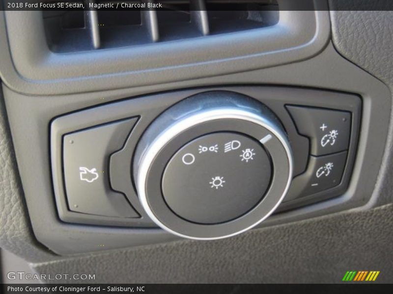 Magnetic / Charcoal Black 2018 Ford Focus SE Sedan