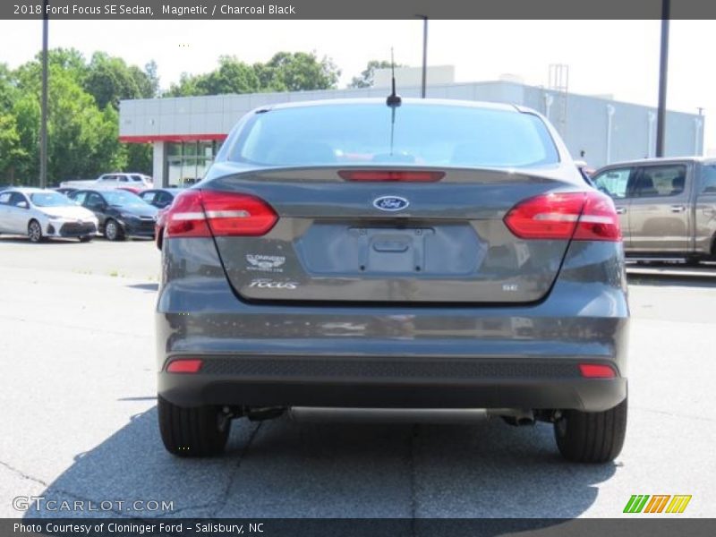 Magnetic / Charcoal Black 2018 Ford Focus SE Sedan