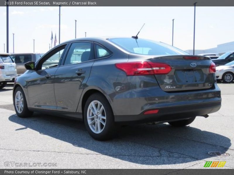 Magnetic / Charcoal Black 2018 Ford Focus SE Sedan