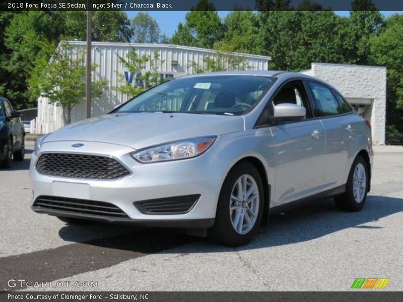 Ingot Silver / Charcoal Black 2018 Ford Focus SE Sedan