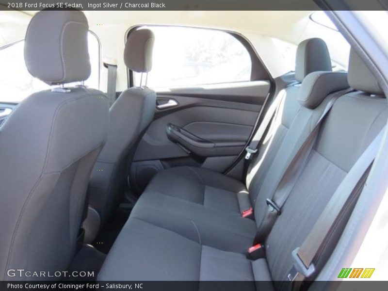 Ingot Silver / Charcoal Black 2018 Ford Focus SE Sedan
