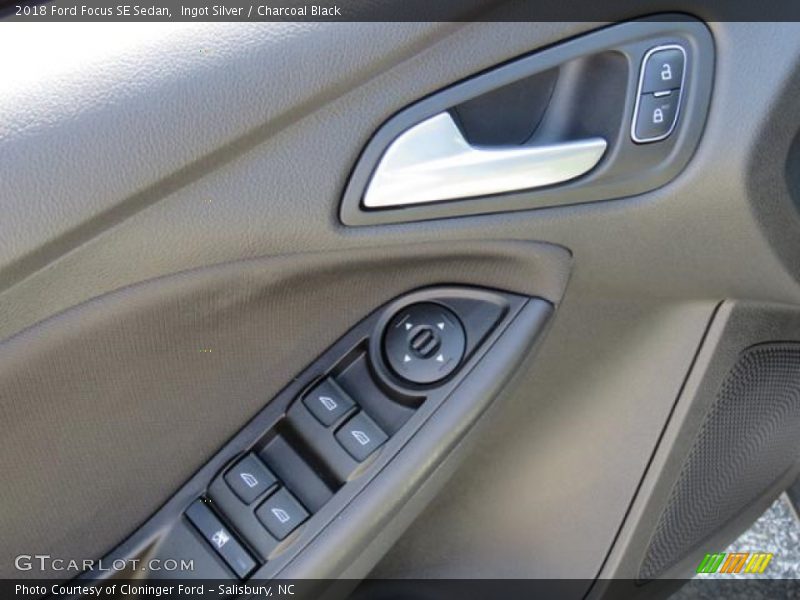Ingot Silver / Charcoal Black 2018 Ford Focus SE Sedan