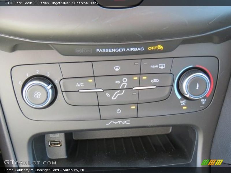 Ingot Silver / Charcoal Black 2018 Ford Focus SE Sedan