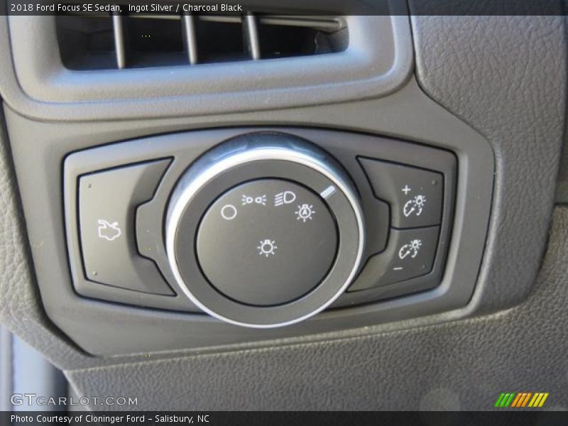 Ingot Silver / Charcoal Black 2018 Ford Focus SE Sedan