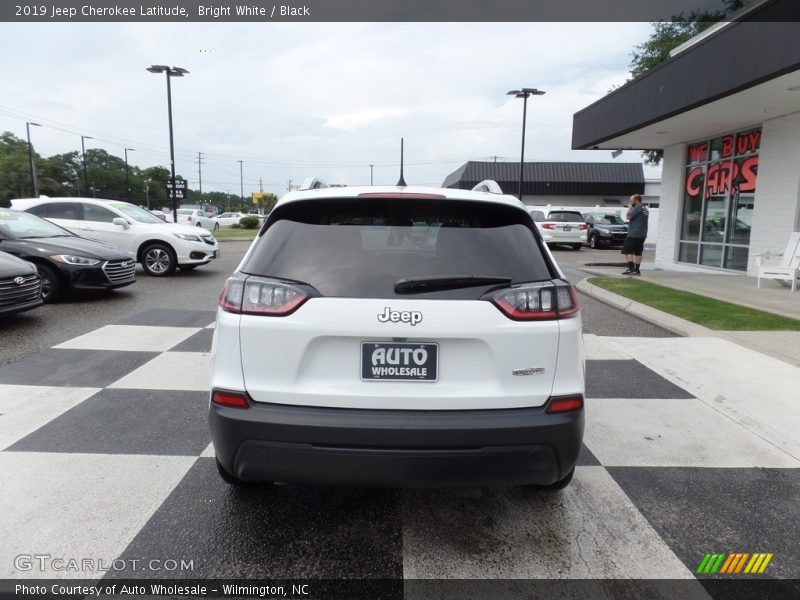 Bright White / Black 2019 Jeep Cherokee Latitude