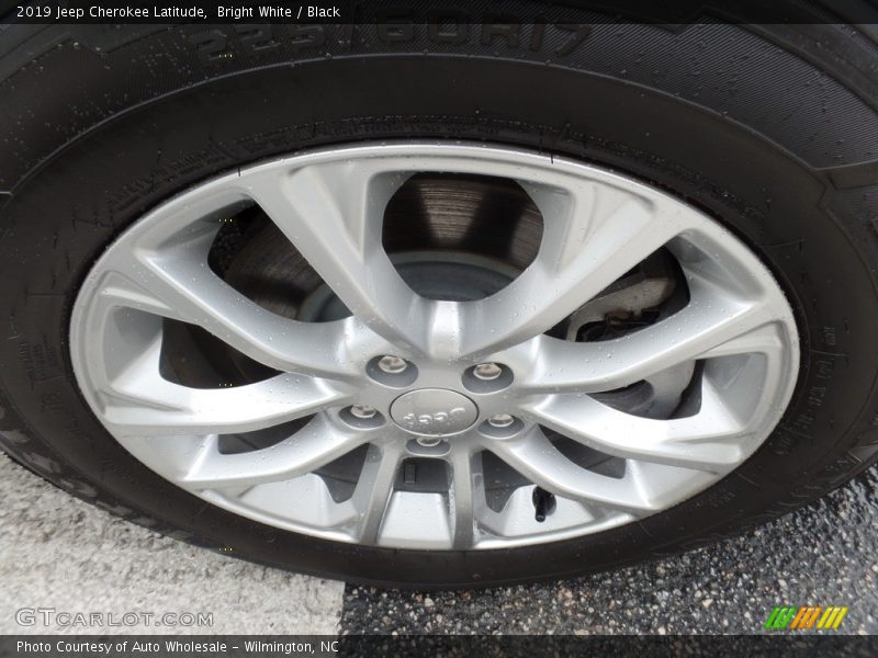 Bright White / Black 2019 Jeep Cherokee Latitude