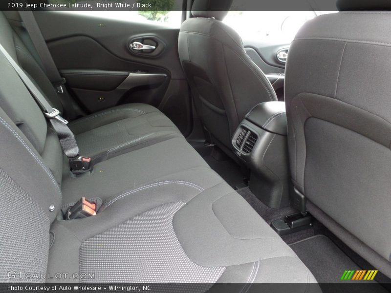 Bright White / Black 2019 Jeep Cherokee Latitude