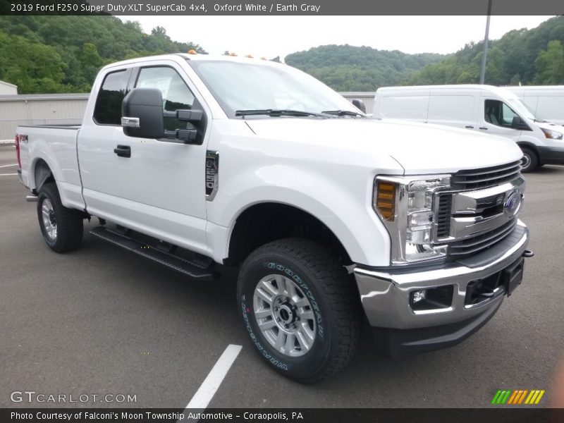 Front 3/4 View of 2019 F250 Super Duty XLT SuperCab 4x4