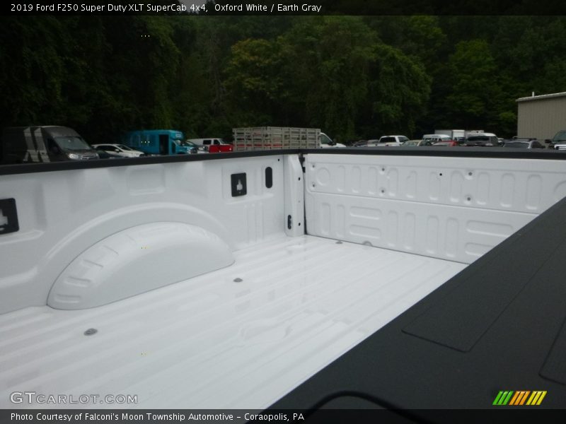 Oxford White / Earth Gray 2019 Ford F250 Super Duty XLT SuperCab 4x4