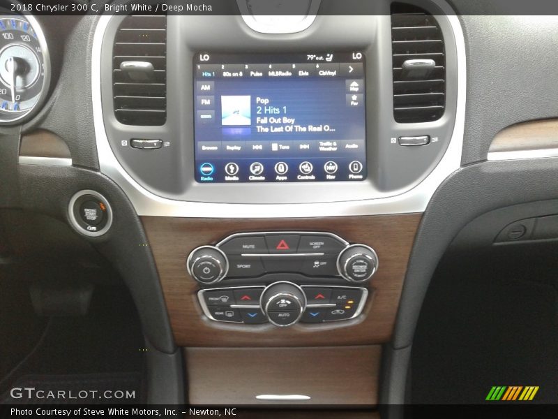Bright White / Deep Mocha 2018 Chrysler 300 C