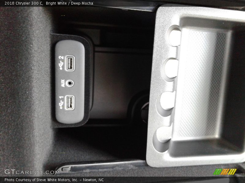 Bright White / Deep Mocha 2018 Chrysler 300 C