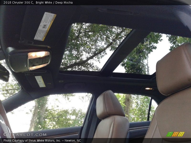 Bright White / Deep Mocha 2018 Chrysler 300 C