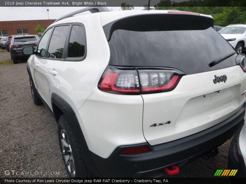 Bright White / Black 2019 Jeep Cherokee Trailhawk 4x4