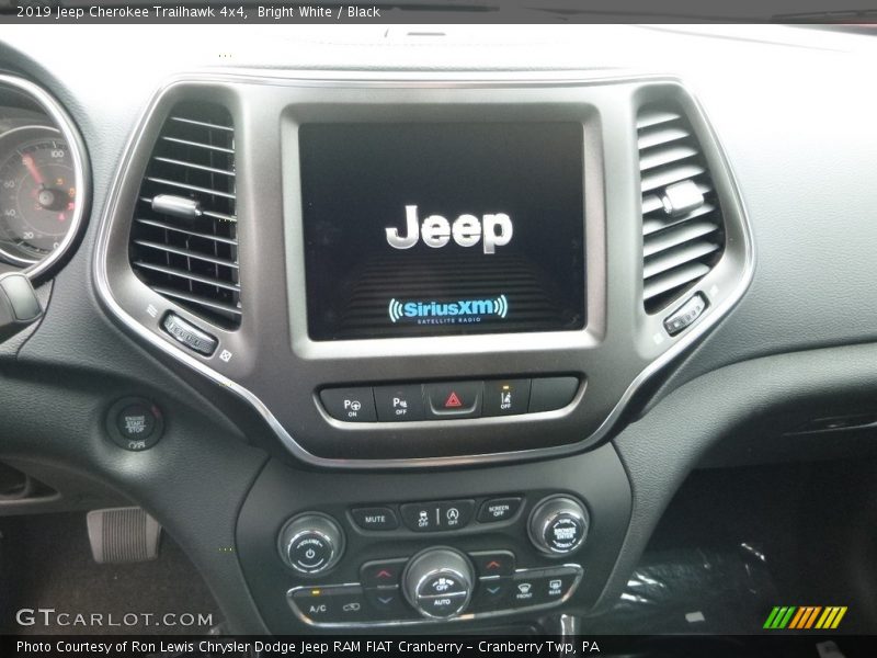 Bright White / Black 2019 Jeep Cherokee Trailhawk 4x4