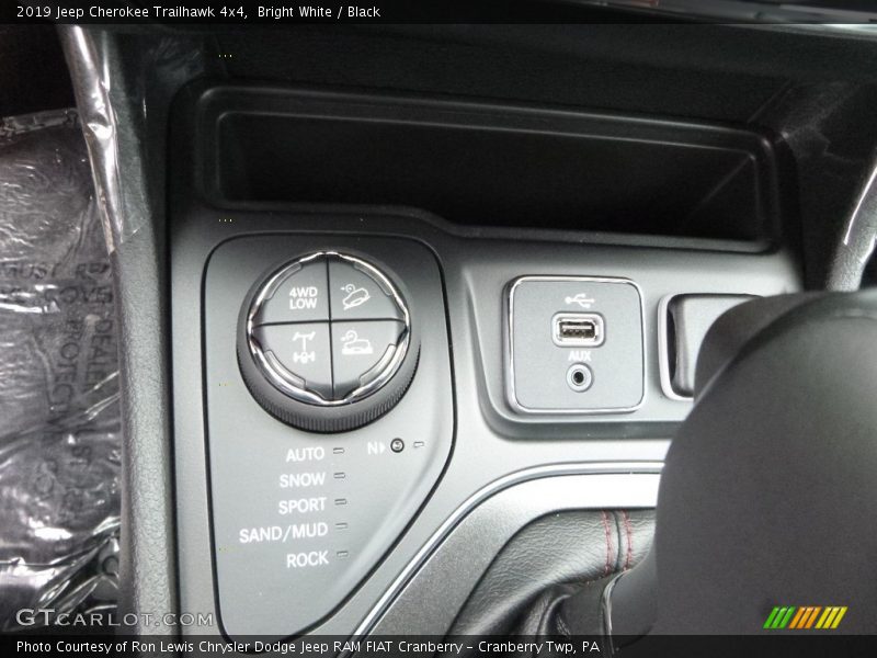 Bright White / Black 2019 Jeep Cherokee Trailhawk 4x4