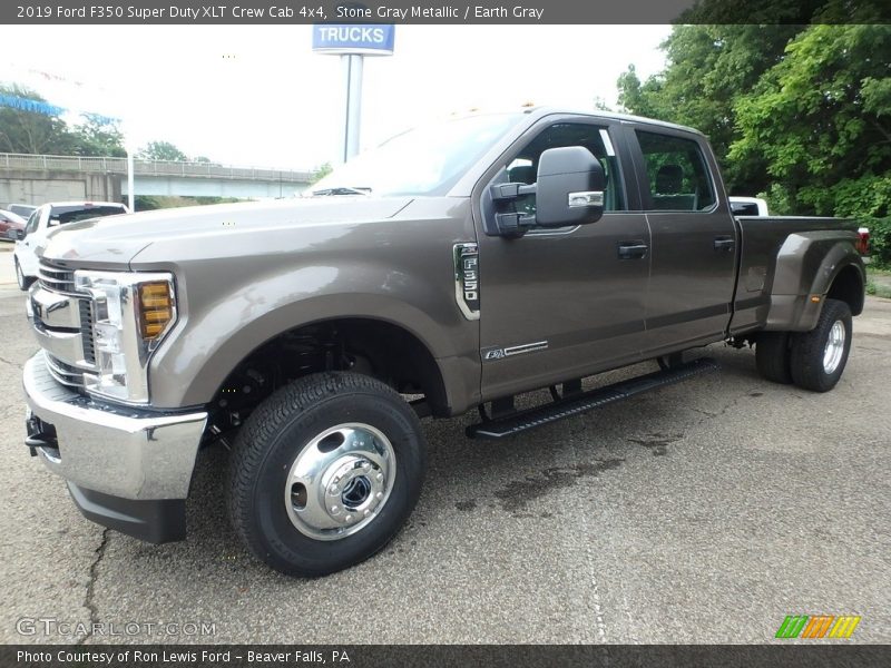 Front 3/4 View of 2019 F350 Super Duty XLT Crew Cab 4x4