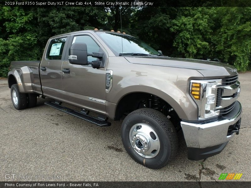 Front 3/4 View of 2019 F350 Super Duty XLT Crew Cab 4x4