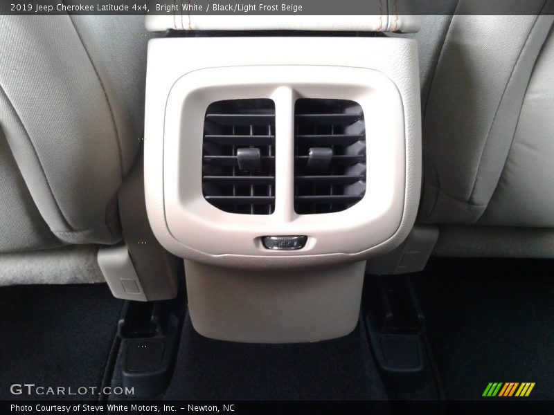 Bright White / Black/Light Frost Beige 2019 Jeep Cherokee Latitude 4x4