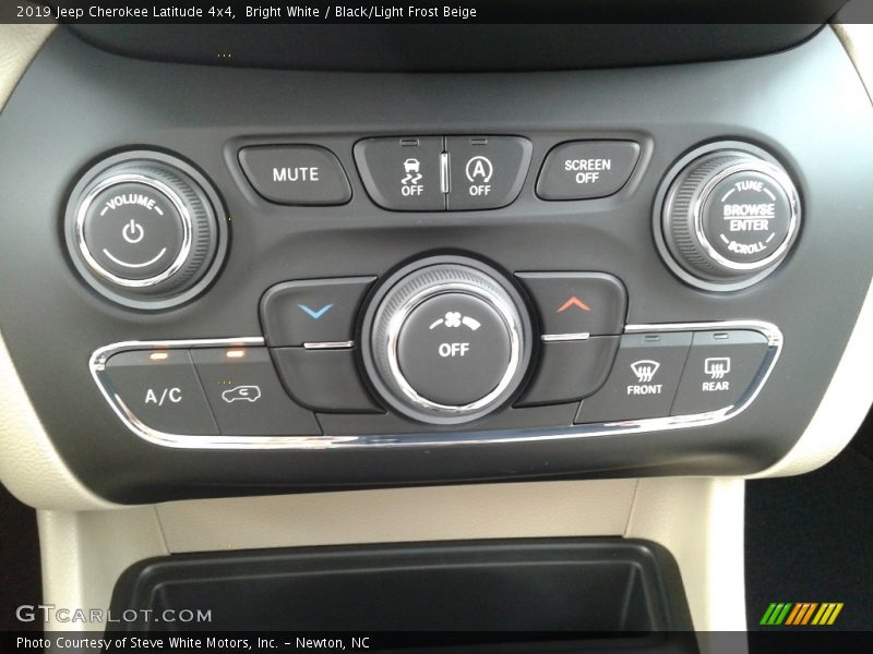 Bright White / Black/Light Frost Beige 2019 Jeep Cherokee Latitude 4x4
