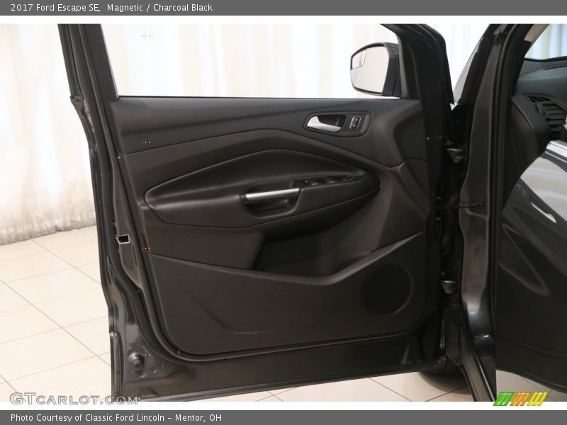 Magnetic / Charcoal Black 2017 Ford Escape SE
