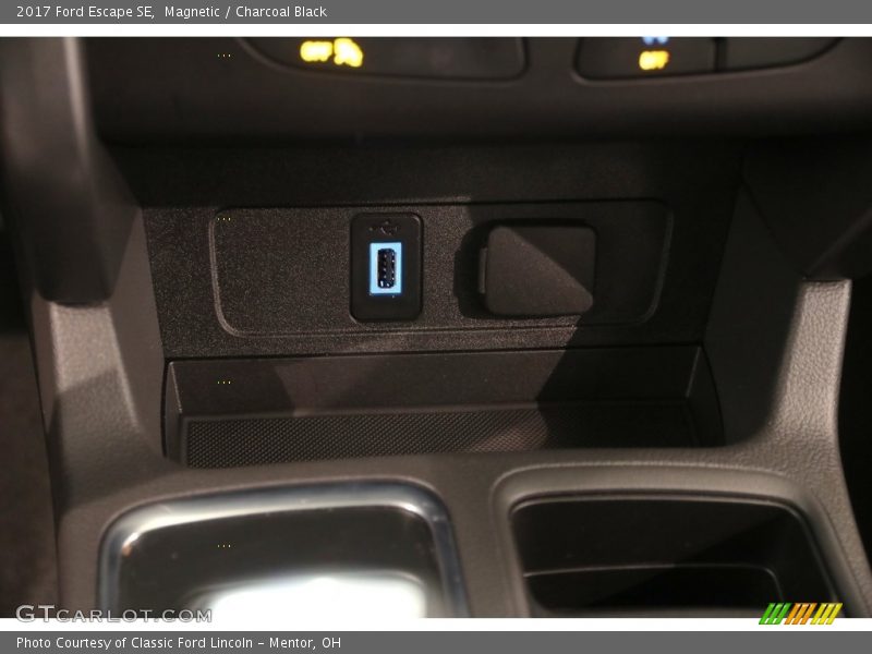 Magnetic / Charcoal Black 2017 Ford Escape SE