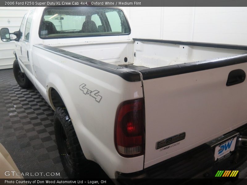 Oxford White / Medium Flint 2006 Ford F250 Super Duty XL Crew Cab 4x4