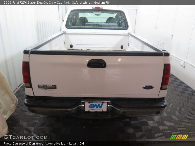Oxford White / Medium Flint 2006 Ford F250 Super Duty XL Crew Cab 4x4