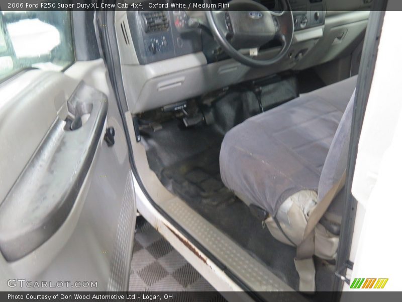 Oxford White / Medium Flint 2006 Ford F250 Super Duty XL Crew Cab 4x4