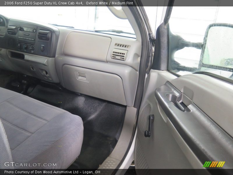 Oxford White / Medium Flint 2006 Ford F250 Super Duty XL Crew Cab 4x4