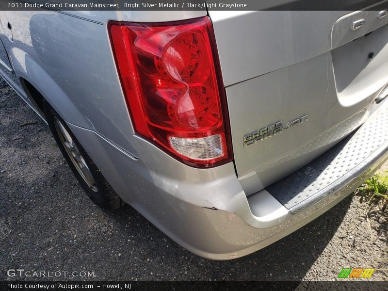 Bright Silver Metallic / Black/Light Graystone 2011 Dodge Grand Caravan Mainstreet