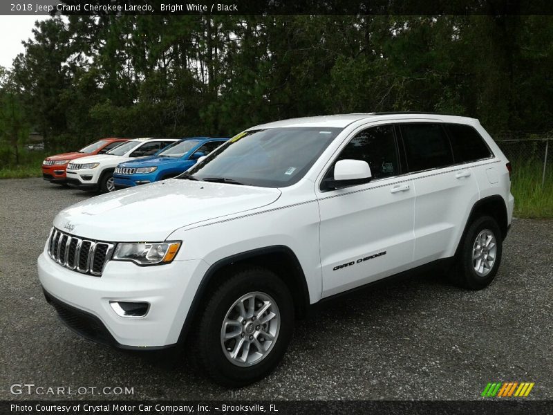Bright White / Black 2018 Jeep Grand Cherokee Laredo