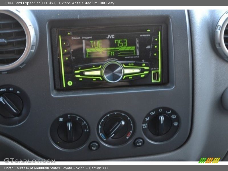 Oxford White / Medium Flint Gray 2004 Ford Expedition XLT 4x4