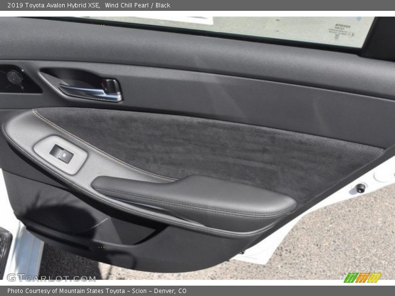 Wind Chill Pearl / Black 2019 Toyota Avalon Hybrid XSE