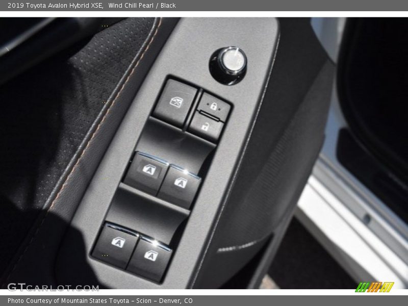 Wind Chill Pearl / Black 2019 Toyota Avalon Hybrid XSE