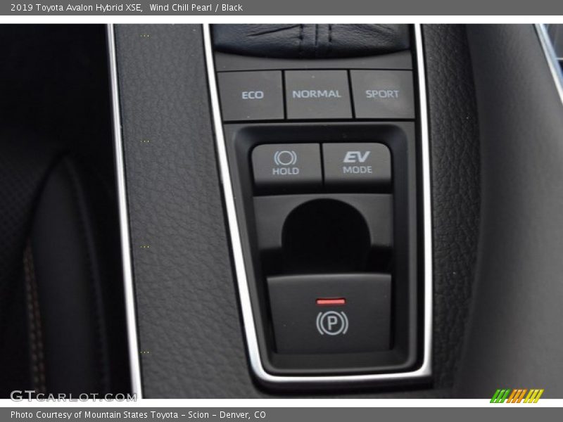 Wind Chill Pearl / Black 2019 Toyota Avalon Hybrid XSE