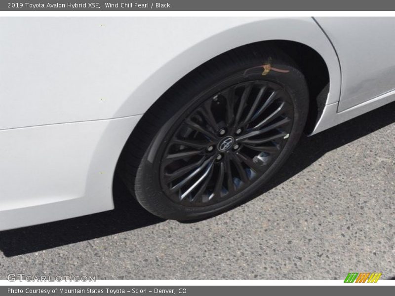 Wind Chill Pearl / Black 2019 Toyota Avalon Hybrid XSE