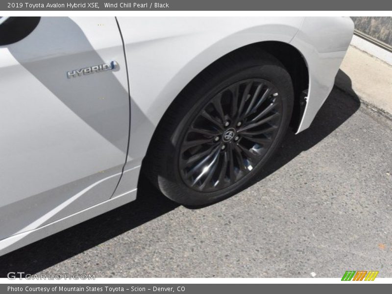 Wind Chill Pearl / Black 2019 Toyota Avalon Hybrid XSE