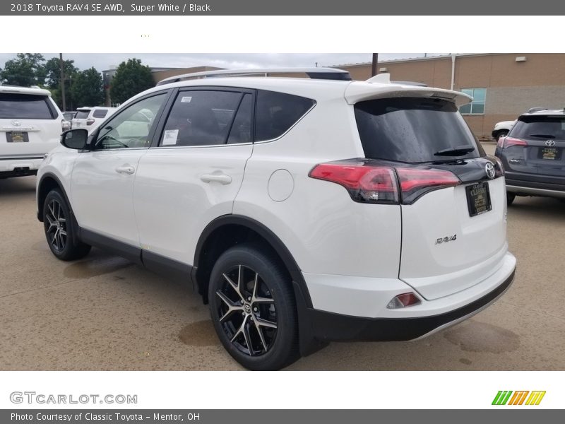 Super White / Black 2018 Toyota RAV4 SE AWD