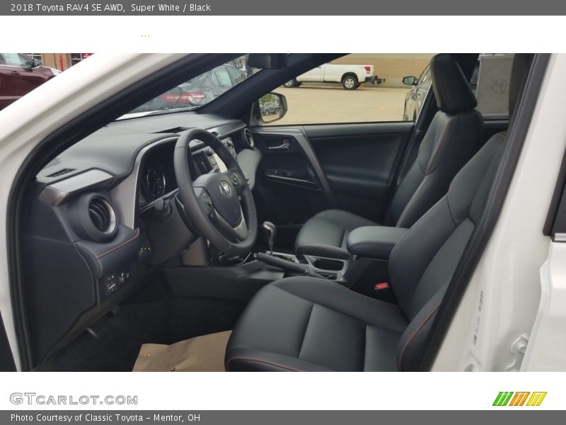 Super White / Black 2018 Toyota RAV4 SE AWD