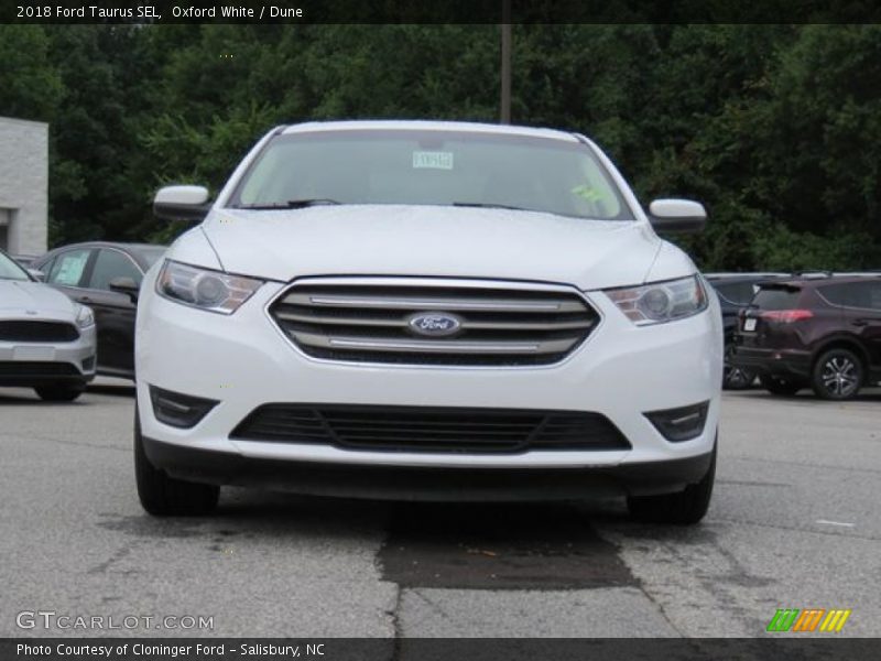 Oxford White / Dune 2018 Ford Taurus SEL