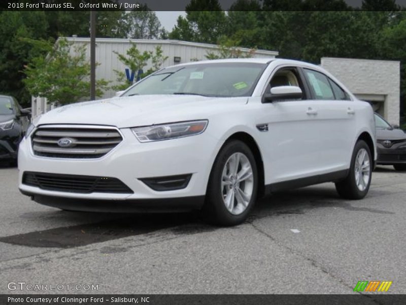 Oxford White / Dune 2018 Ford Taurus SEL