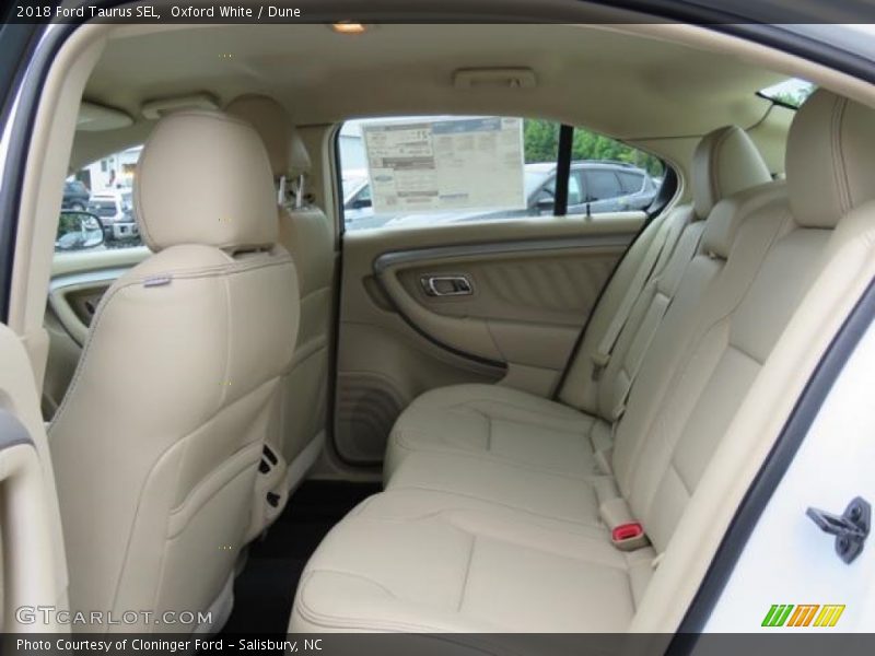 Oxford White / Dune 2018 Ford Taurus SEL