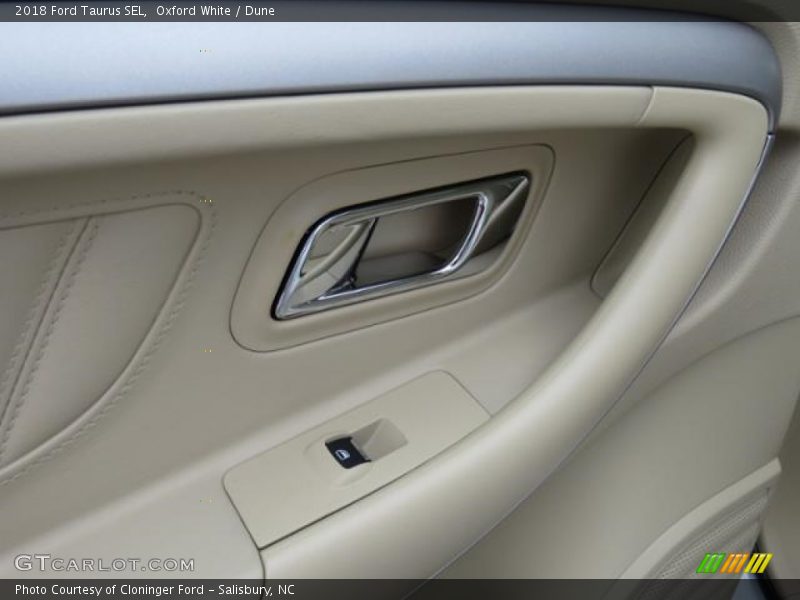 Oxford White / Dune 2018 Ford Taurus SEL
