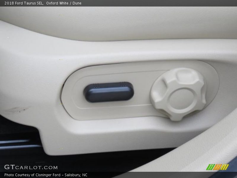 Oxford White / Dune 2018 Ford Taurus SEL